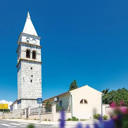 בית נופש In With Jacuzzi
