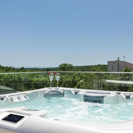 度假居 In With Jacuzzi *