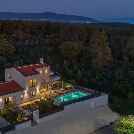 In With Jacuzzi Nyaraló